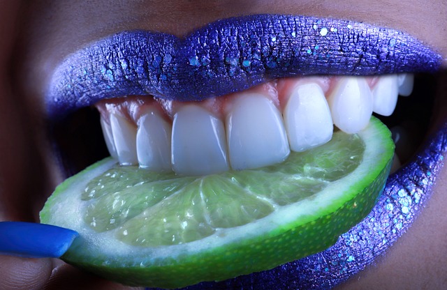 Valkoiset hampaat, siniset huulet, lime-viipale