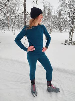 Svala Merino Extreme naisten tekninen kerrasto talviurheiluun lumisessa maisemassa.